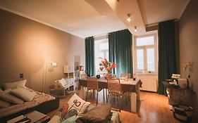 Charming Apartment: Only 10 Minutes To The Center